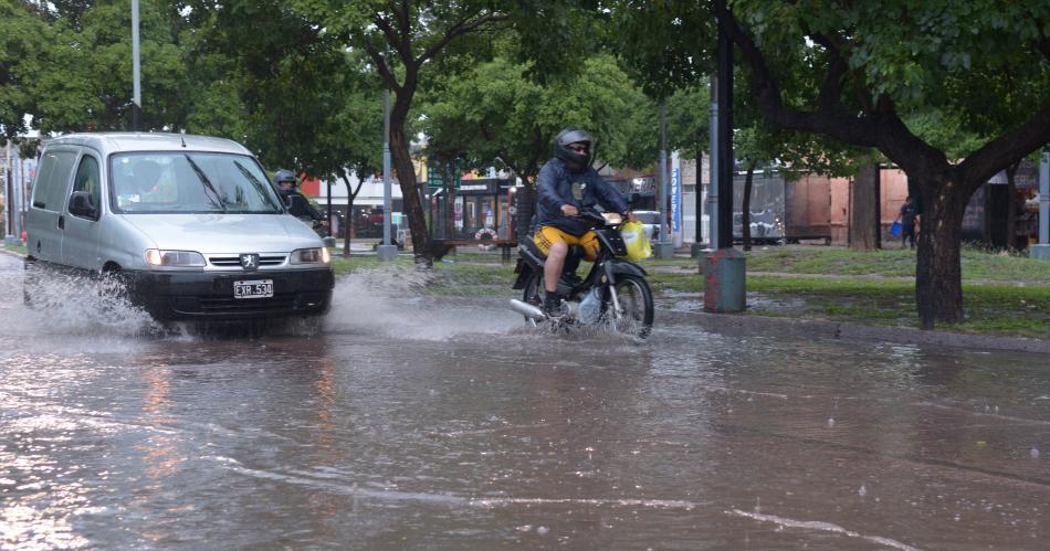 La feroz tormenta generoacute numerosos inconvenientes en la ciudad Capital