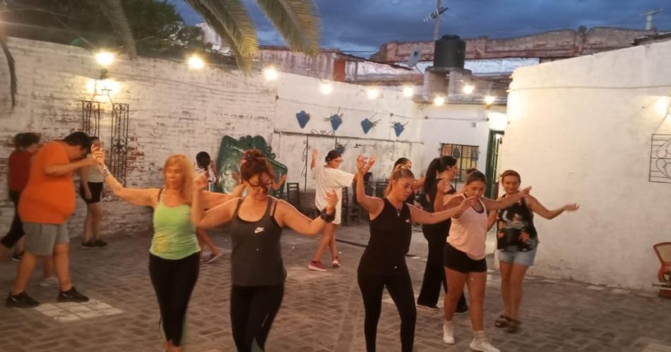 La danza folcloacuterica se mueve por un circuito cultural en Friacuteas