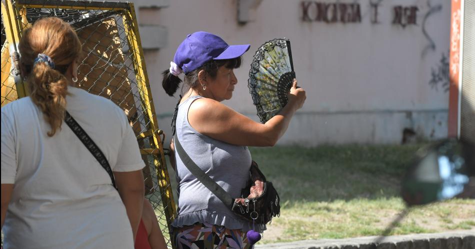 Se espera otra jornada infernal en Santiago con una maacutexima de 37deg y mucha humedad