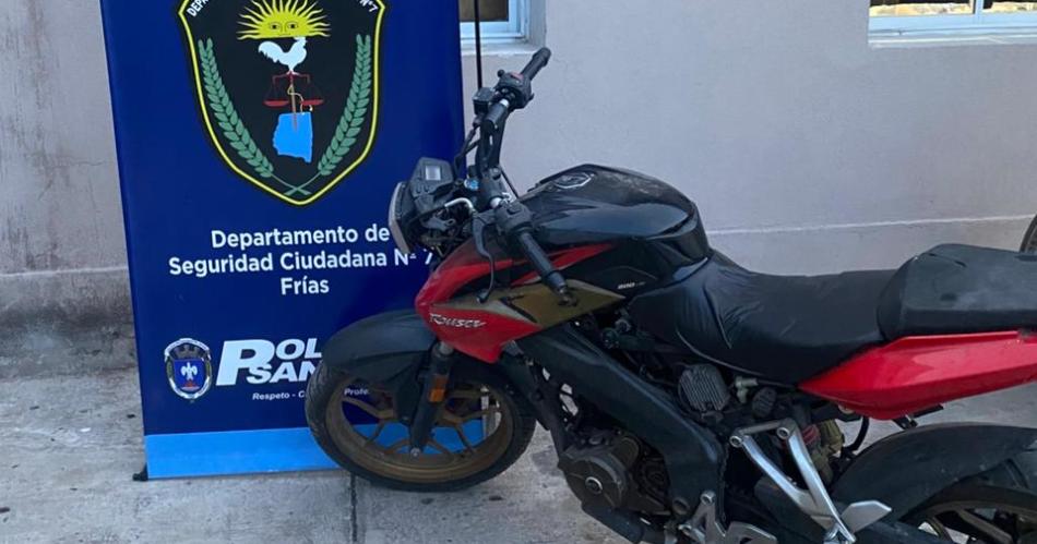 Capturan a dos joacutevenes y logran recuperar dos motos robadas