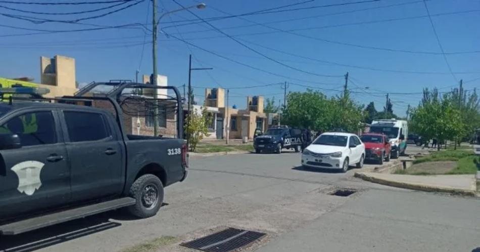 Maacutexima tensioacuten- un hombre se atrincheroacute con un machete y rocioacute su casa con nafta