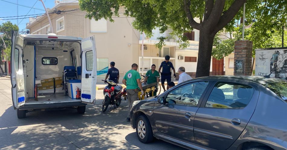 Motociclista resultoacute herido tras chocar contra un auto en pleno centro