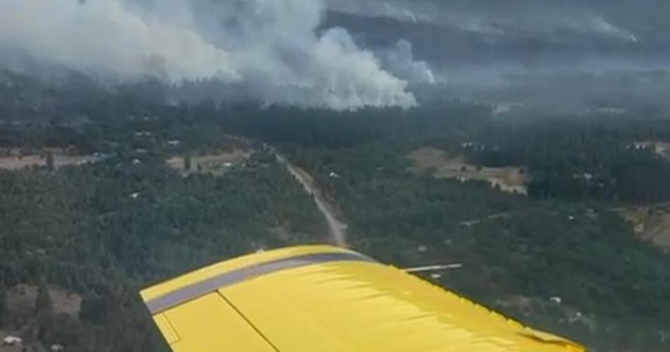 El avioacuten hidrante de Santiago fue enviado a combatir el incendio en El Bolsoacuten