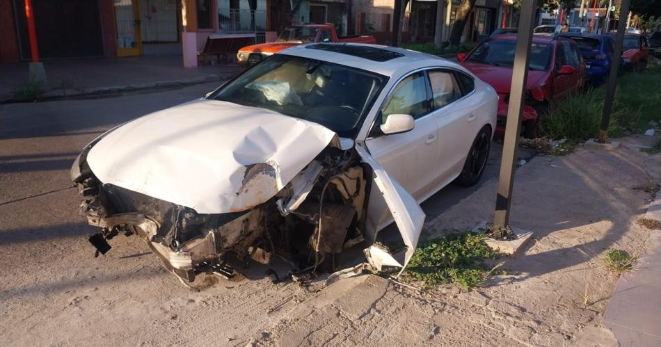 Impactante vuelco en la madrugada- un hombre perdioacute el control de su Audi y terminoacute hospitalizado