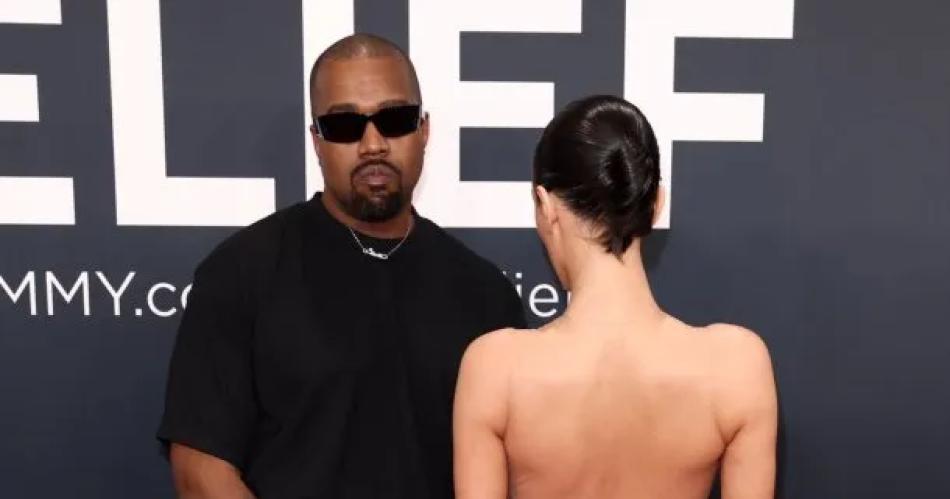 VIDEO  Poleacutemica en los Grammy- Bianca Censori la esposa de Kanye West se desnudoacute en la alfombra roja