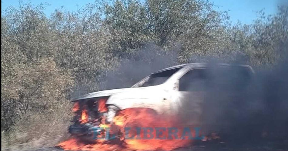 VIDEO Una camioneta se prendioacute fuego en el medio de la ruta 