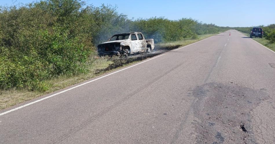 Camioneta se incendioacute en plena marcha y su conductor salioacute a tiempo