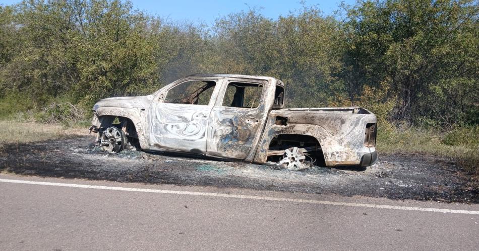 Camioneta se incendioacute en plena marcha y su conductor salioacute a tiempo