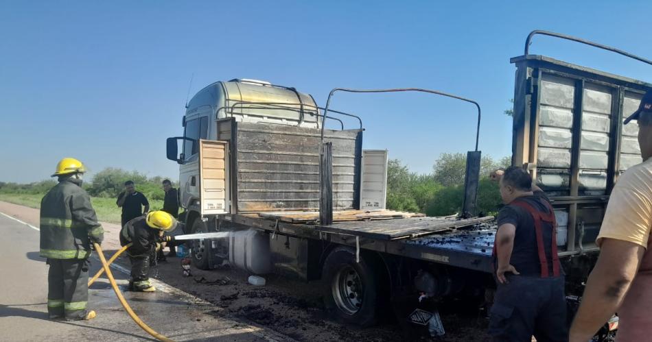 Camioacuten en llamas en la Ruta 34- intervencioacuten raacutepida evitoacute una tragedia