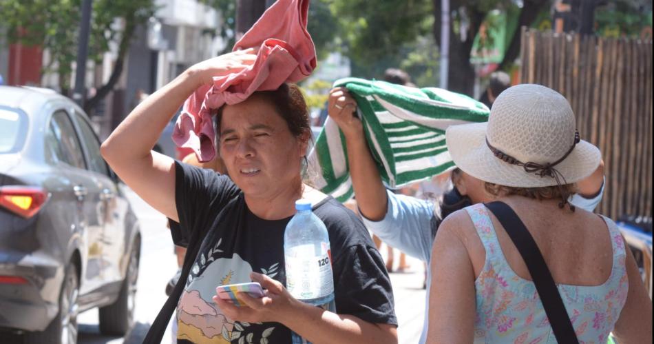 Pantildeuelos sombreros abanico- todo para afrontar el horno del mediodiacutea en Santiago del Estero