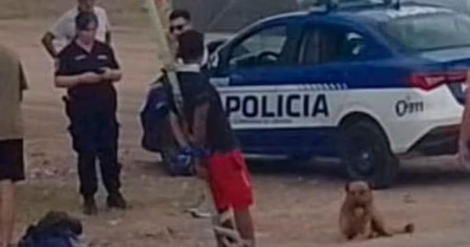 Un grupo de vecinos atrapoacute a un ladroacuten y lo atoacute a un poste hasta que llegoacute la policiacutea 