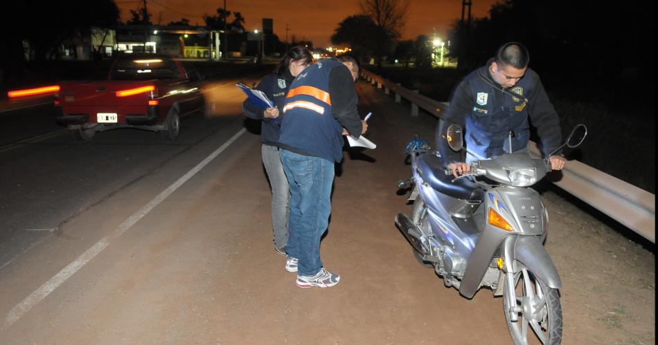 Motociclista derrapoacute y murioacute cuando era trasladado