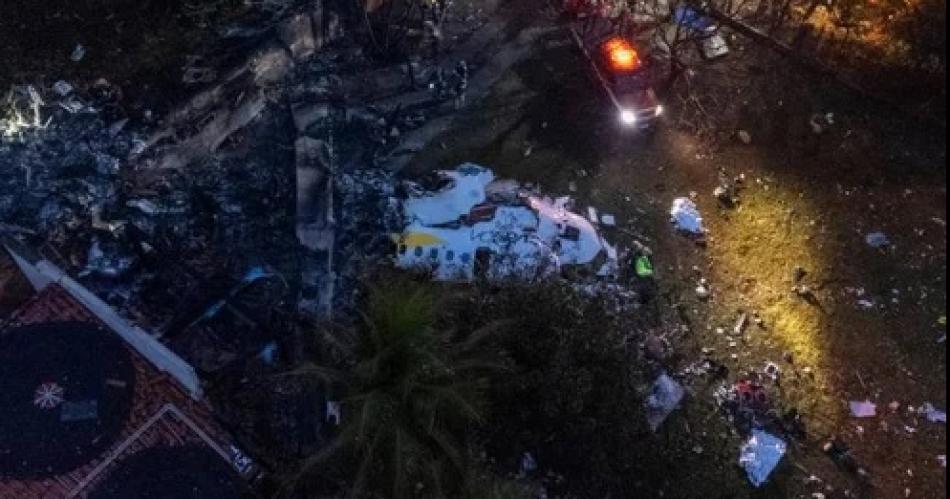 Un avioacuten cayoacute sobre una transitada avenida en Sao Paulo- hay dos muertos