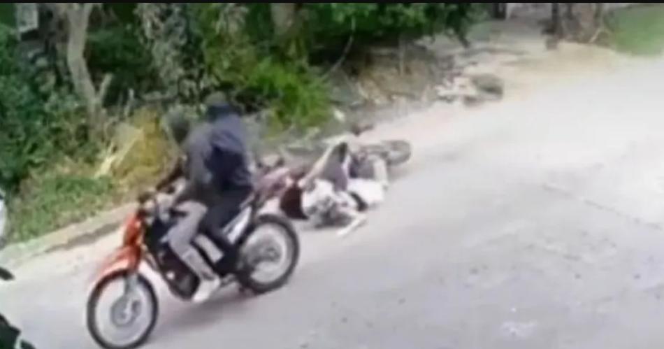 VIDEO Brutal robo a una pareja de motociclistas- los empujaron y huyeron con el rodado