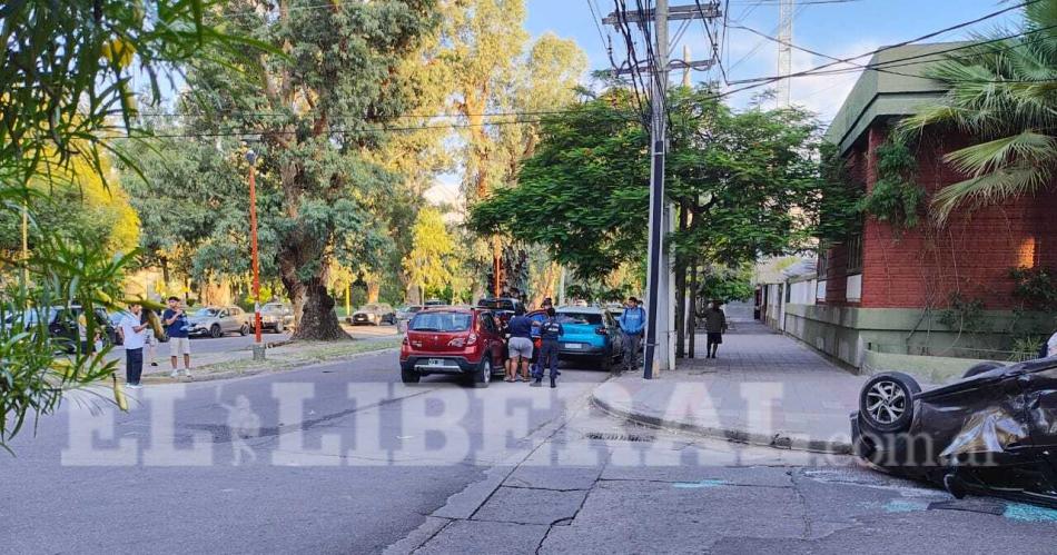 Violento vuelco en plena ciudad- investigan las causas del accidente