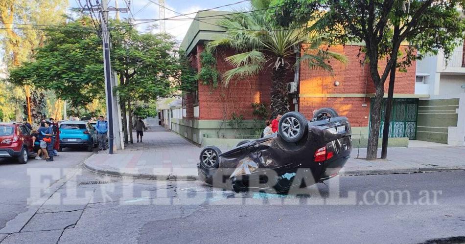 Violento vuelco en plena ciudad- investigan las causas del accidente