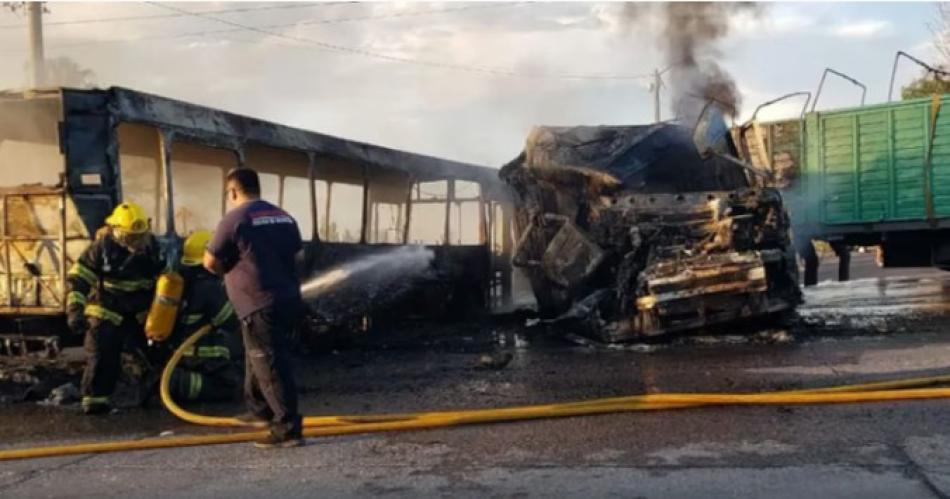 El accidente ocurrió en Mendoza luego de que el colectivo chocara contra un camión en Maip (Foto- Mendoza Post)