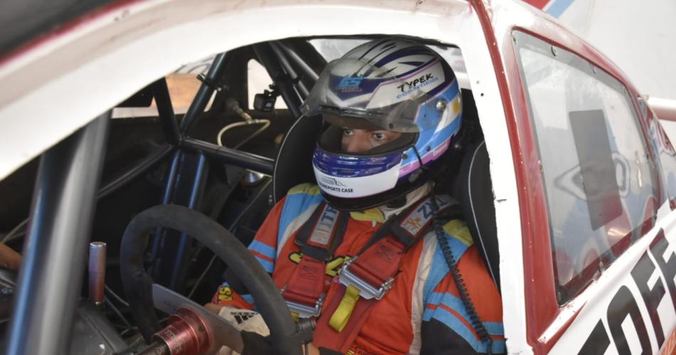 Un santiaguentildeo en el autoacutedromo de La Plata