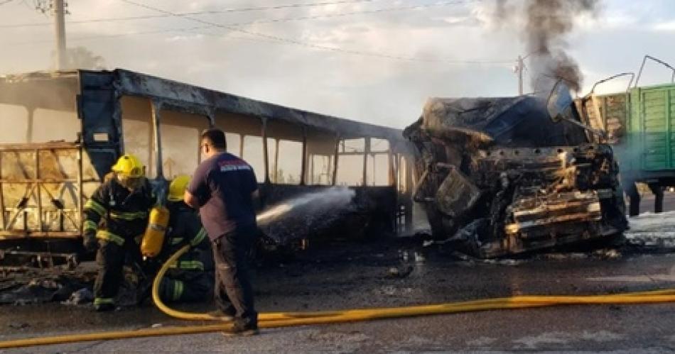 Murioacute un chico de 12 antildeos tras el choque de un colectivo contra un camioacuten