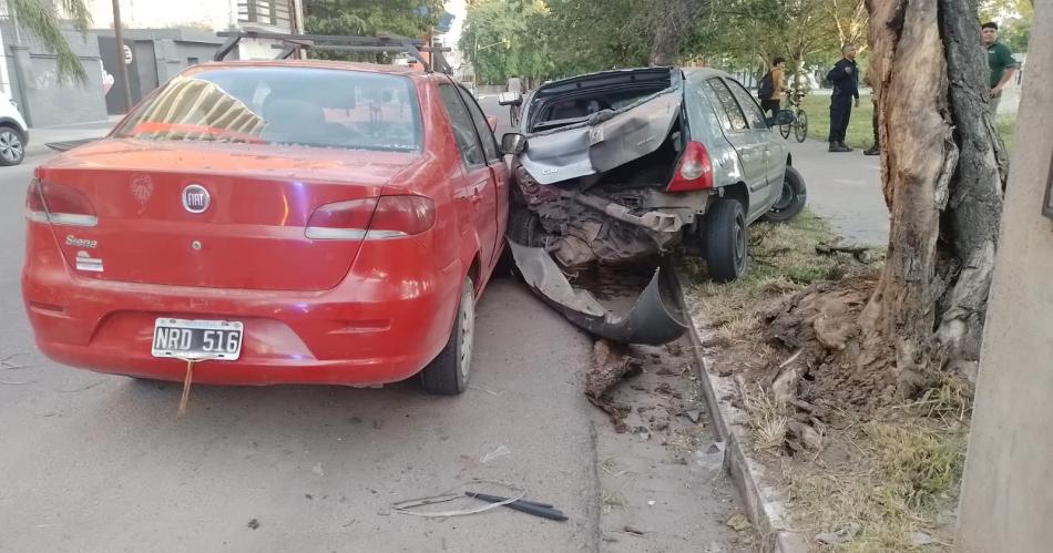 Impactante choque en avenida Roca- un auto embistioacute a otro desde atraacutes