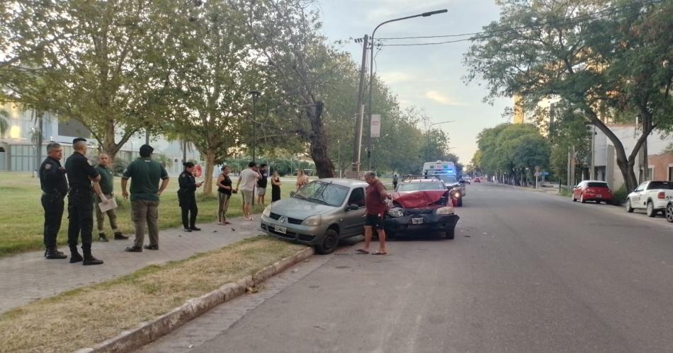 Impactante choque en avenida Roca- un auto embistioacute a otro desde atraacutes