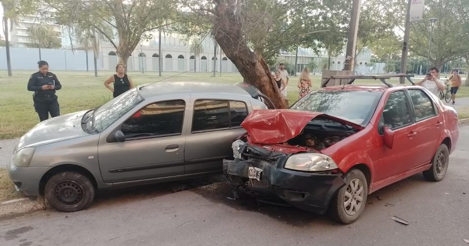 Impactante choque en avenida Roca- un auto embistioacute a otro desde atraacutes