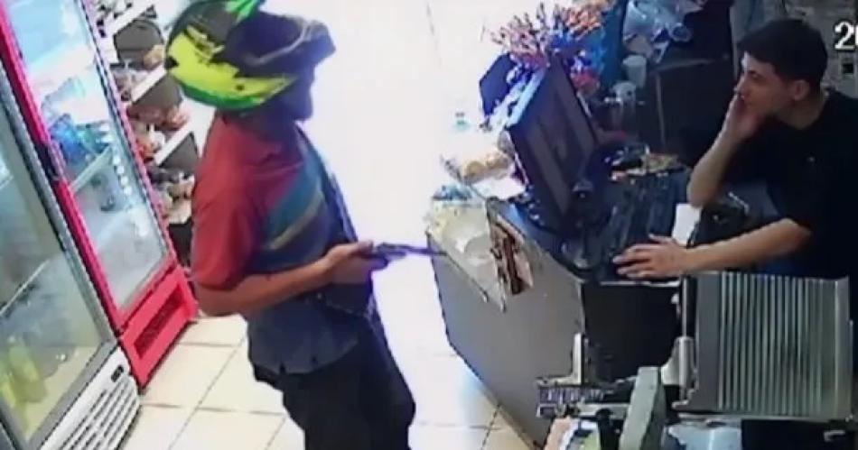 VIDEO  Quiso robar un kiosco habloacute con el empleado y se arrepintioacute del asalto