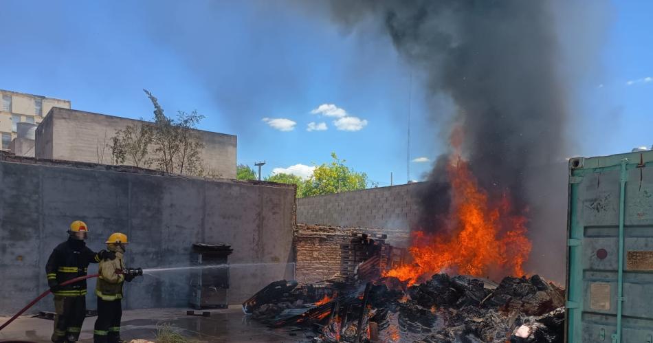 VIDEO  Incendio en un depoacutesito- trabajaron cuatro dotaciones de bomberos