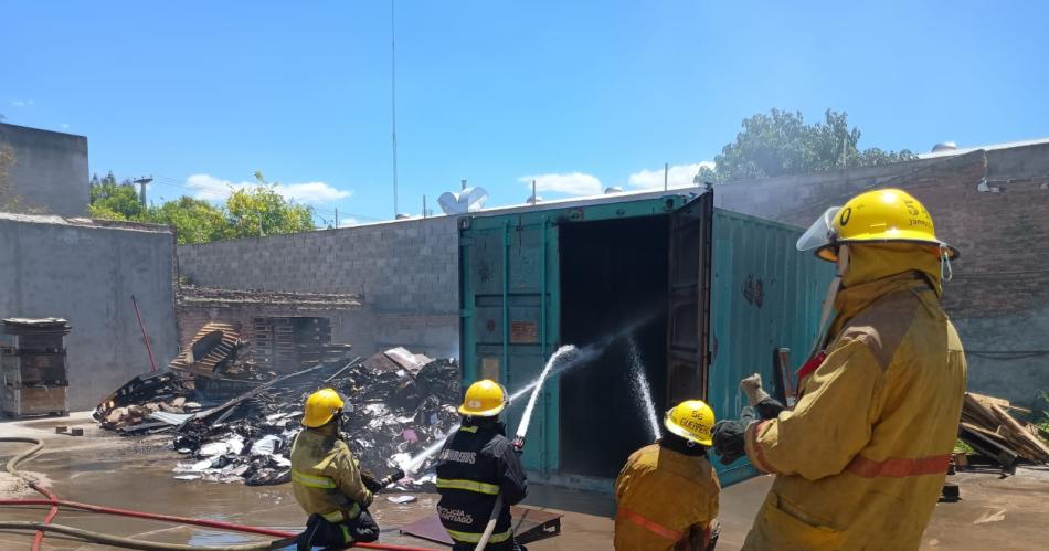 VIDEO  Incendio en un depoacutesito- trabajaron cuatro dotaciones de bomberos