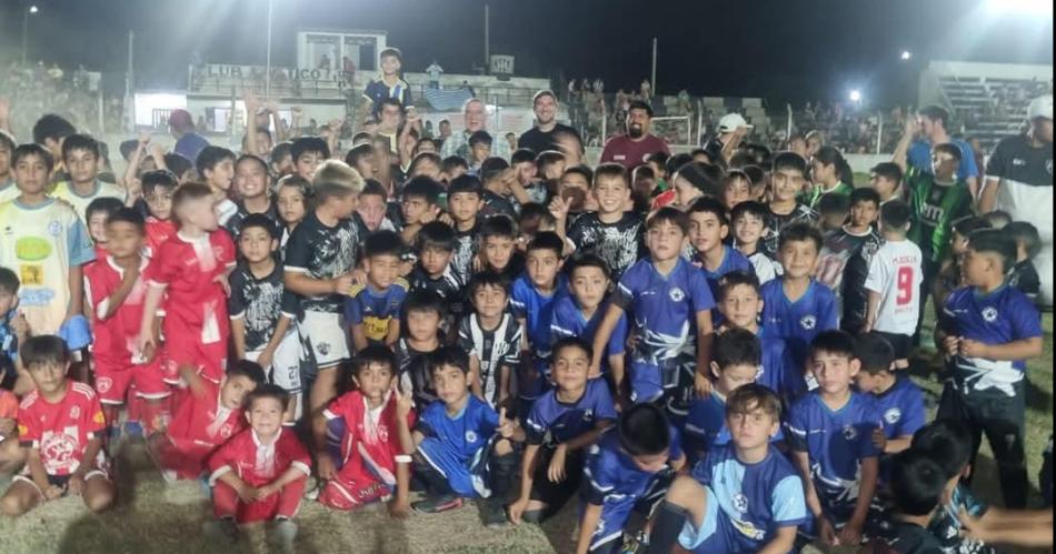 Maacutes de 700 nintildeos en el torneo 100 Antildeos de Gloria de fuacutetbol infantil