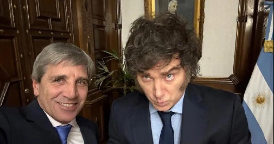 El presidente Javier Milei firmó junto al ministro de Economía Luis Caputo la reestructuración de la cartera económica (Fuente- Agencia Noticias Argentinas)