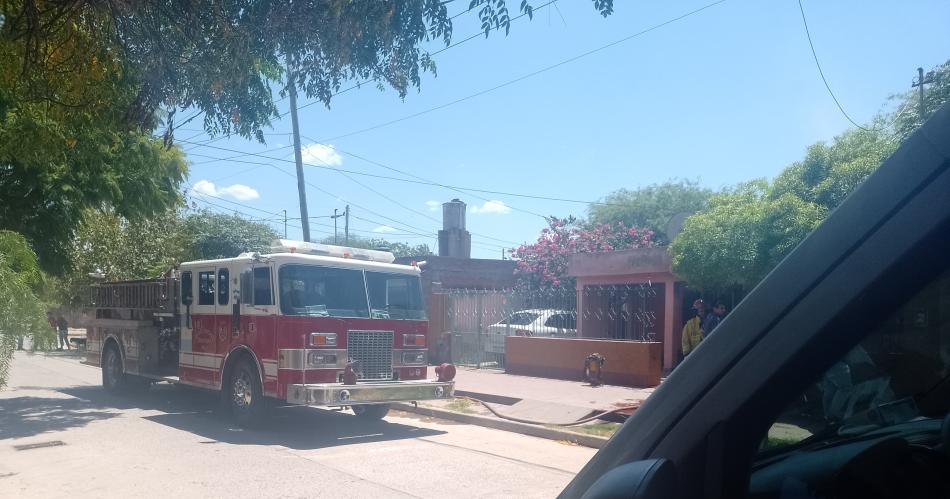 Paacutenico en el barrio Rivadavia por una casa que se prendioacute fuego y generoacute dantildeos graves