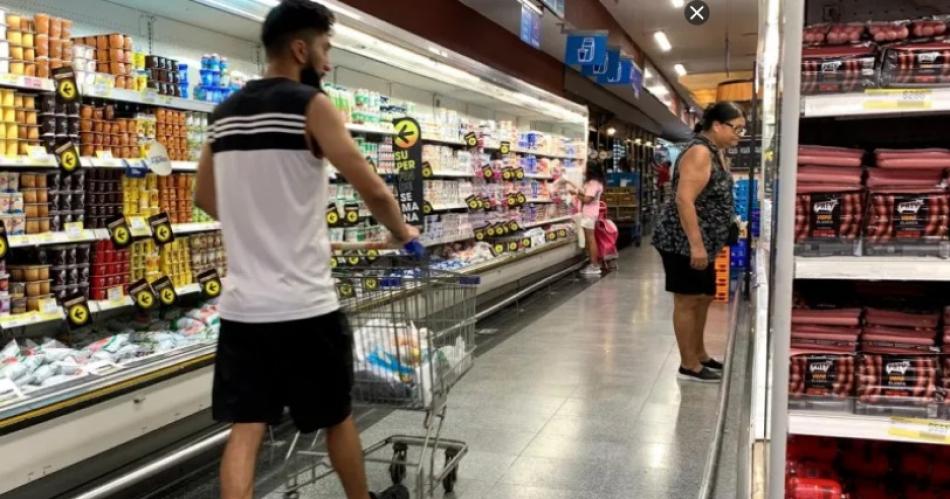 RETROCESO Si la caída se ubica por encima del 5-en-porciento- significaría que en los ltimos 2 años las ventas en supermercados perdieron casi 15-en-porciento- de su volumen real