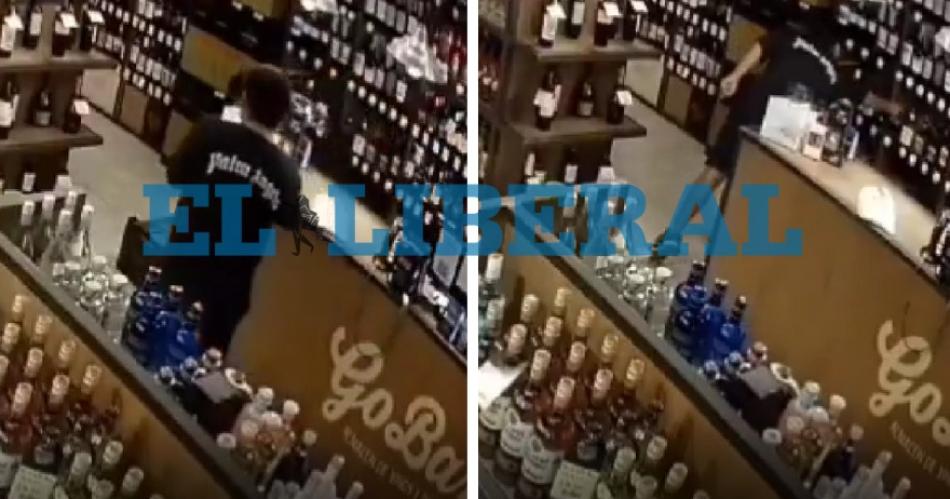 VIDEO- ladroacuten fue captado mientras escondiacutea una botella de vino en comercio de Avenida Belgrano