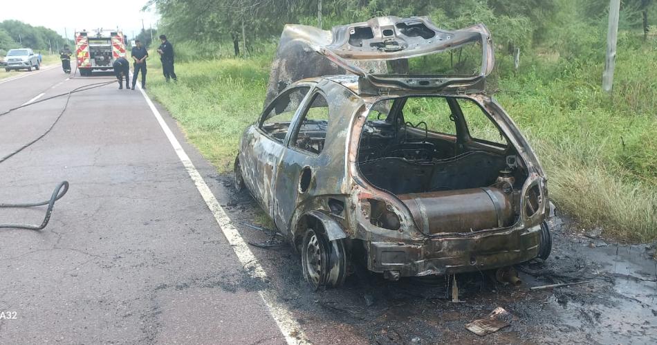 Un auto se incendioacute por completo al costado de la ruta