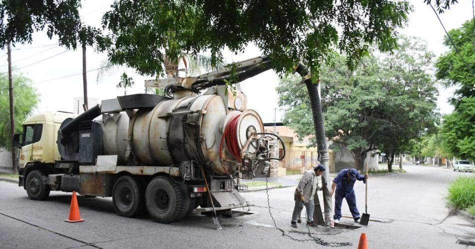 Obras Puacuteblicas de la Capital trabajoacute en la desobstruccioacuten de desaguumles en el Bdeg Cabildo