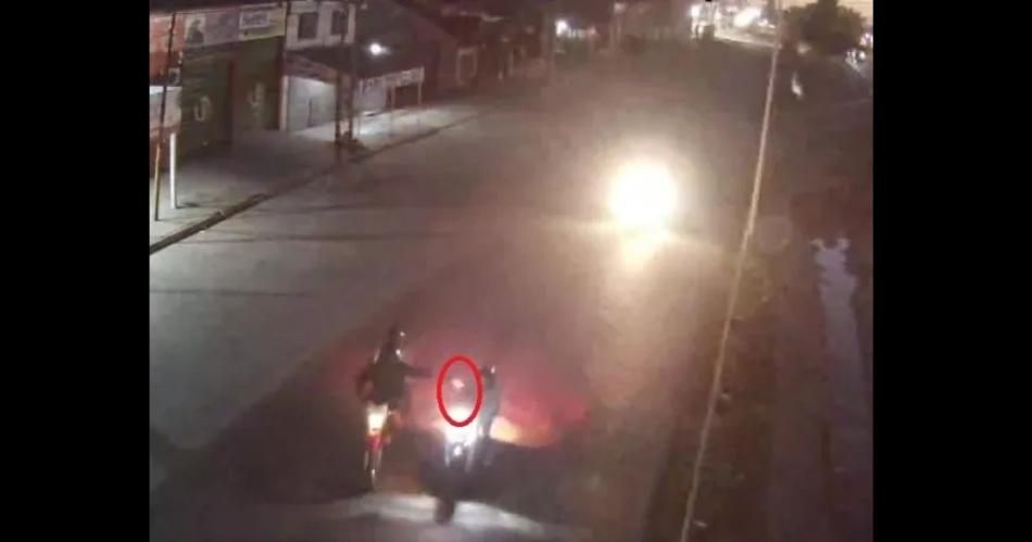 VIDEO DEL HORROR  Motochorros asesinaron a un joven de 19 antildeos para quitarle su moto