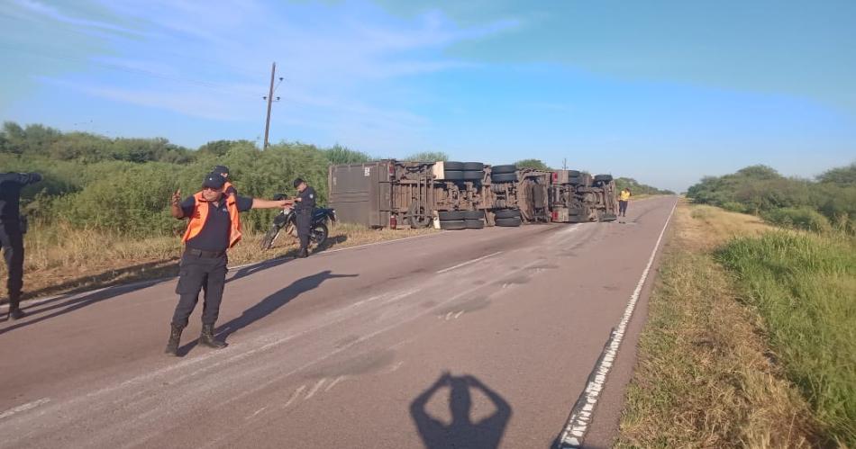 ACCIDENTE- El vuelco sobrevino a las 7-50 en la ruta 16 Después la policía debió atender dos frentes- el traslado de los heridos a distintos hospitales Y a la vez mantener a raya a la muchedumbre hambrienta del saqueo