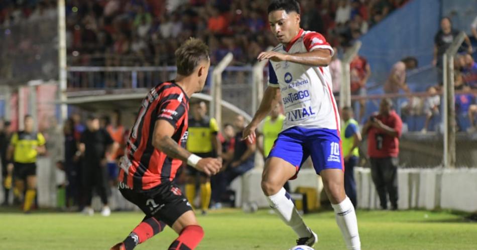 Guumlemes rescatoacute un empate ante Patronato en La Isla