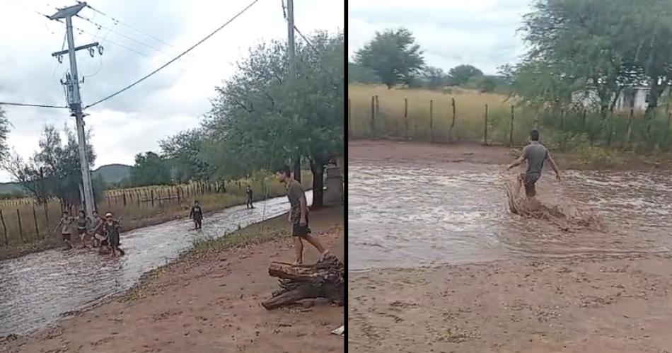 CORRIENTE Una calle del paraje El Rodeo se convirtió en un río