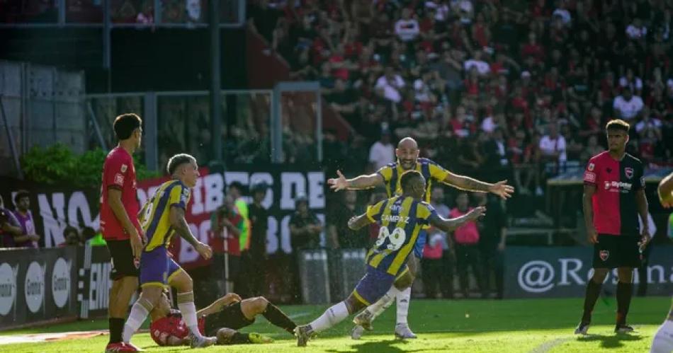 Newells cayoacute ante Rosario Central en el claacutesico de la ciudad