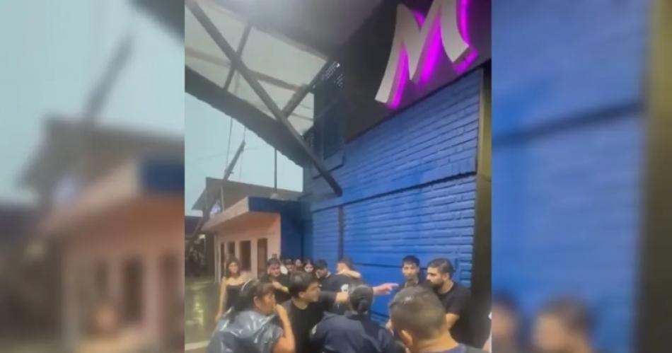 Joven denuncioacute que policiacutea le arrojoacute gas pimienta en los ojos y lo golpeoacute en un boliche