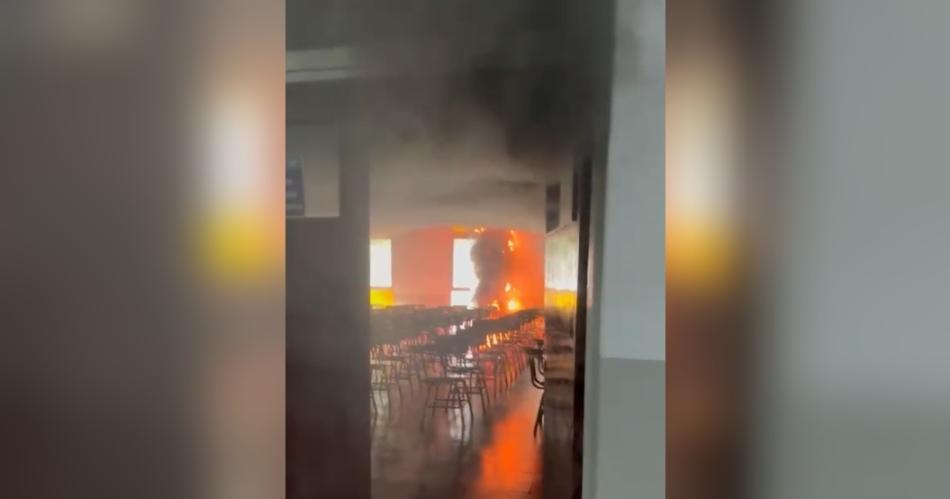 VIDEO   Paacutenico en la UCSE- un aula en llamas obligoacute a suspender las clases