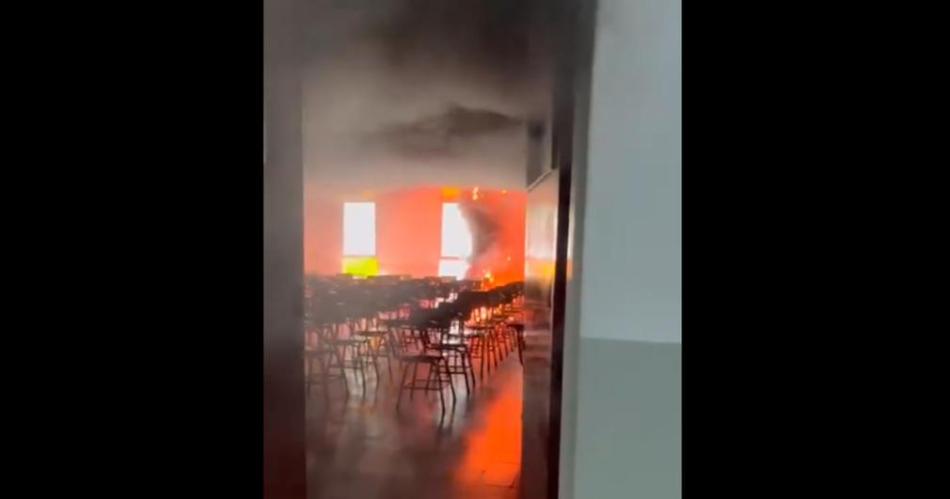 RÁPIDA REACCIÓN El fuego fue controlado con los matafuegos de la institución hasta la llegada de los Bomberos