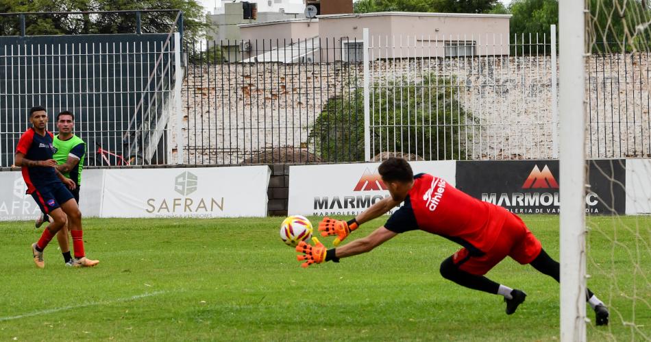 Sarmiento y Guumlemes empataron en un amistoso formal