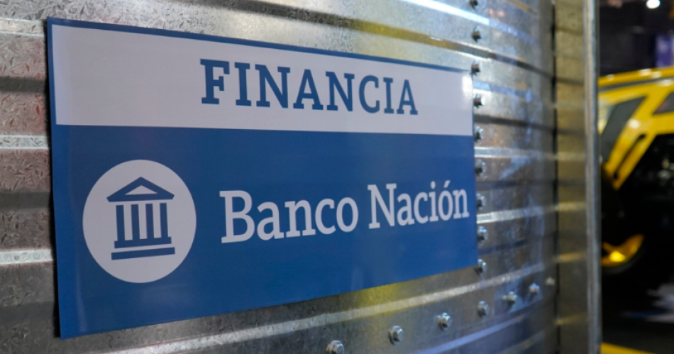 Antes de viajar a Estados Unidos Milei firmoacute el decreto que convierte al Banco Nacioacuten en una sociedad anoacutenima