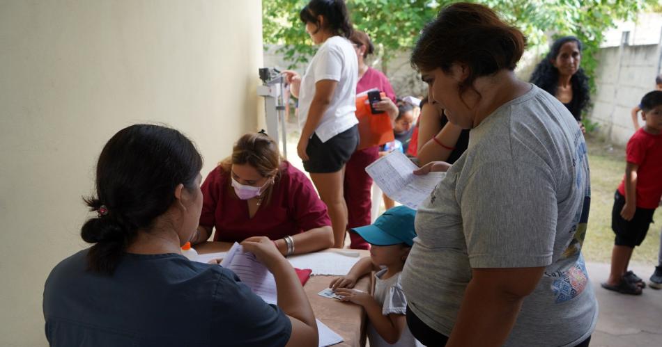 Se realizoacute con eacutexito un operativo de salud y confeccioacuten de fichas escolares en el barrio San Javier