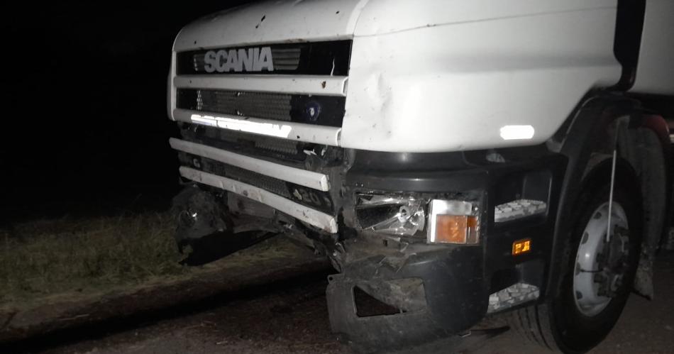 Choque frontal entre un camioacuten y auto terminoacute con la vida de un encargado de obra de pavimentacioacuten