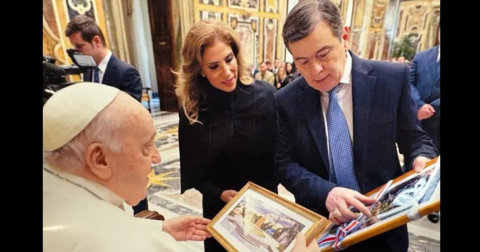 Gerardo Zamora y Claudia Abdala de Zamora en una de las visitas que le hicieron al papa Francisco