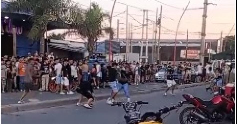 Brutal pelea a la salida de un conocido boliche terminoacute con un menor de 17 antildeos acuchillado